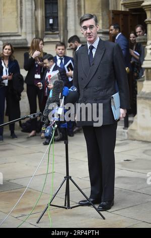 (181115) -- LONDRA, 15 novembre 2018 -- Jacob Rees-Mogg, membro del parlamento britannico e presidente del gruppo europeo di ricerca, parla ai media al di fuori delle camere del Parlamento a Londra, Regno Unito, il 15 novembre 2018. Il deputato conservatore Jacob Rees-Mogg, sostenitore della Brexit, ha chiesto un voto di sfiducia sul progetto di accordo del primo ministro britannico Theresa May per lasciare l'Unione europea (UE) nel marzo 2019. ) BRITAIN-LONDON-MP-JACOB REES-MOGG-STATEMENT STEPHENXCHUNG PUBLICATIONXNOTXINXCHN Foto Stock