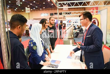 (181115) -- CAIRO, 15 novembre 2018 -- i visitatori sono visti durante l'Expo commerciale e degli investimenti Egitto-Cina al Cairo, in Egitto, il 15 novembre 2018. Il secondo Expo commerciale e degli investimenti Egitto-Cina e il Forum di cooperazione Cina-Egitto Belt and Road, hanno avuto inizio giovedì al Cairo. ) EGITTO-CAIRO-CINA-EXPO PER INVESTIMENTI E SCAMBI COMMERCIALI WUXHUIWO PUBLICATIONXNOTXINXCHN Foto Stock