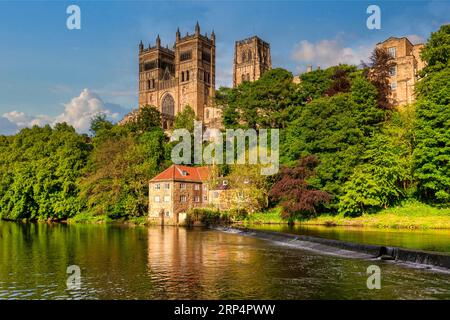 Durham Cathedral e l'Old Fulling Mill, sulle rive del fiume Wear, in un soleggiato giorno primaverile, County Durham, Regno Unito Foto Stock