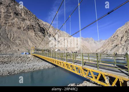 (181116) -- TAXKORGAN, 16 novembre 2018 -- foto scattata l'11 novembre 2018 mostra un ponte in acciaio nella città di Datong della contea autonoma di Taxkorgan Tagik, nella regione autonoma di Xinjiang Uygur della Cina nord-occidentale. La costruzione dell'infrastruttura qui ha migliorato le condizioni di traffico della cittadina una volta isolata.) (Zyd) CHINA-XINJIANG-TAXKORGAN-ROAD CONSTRUCTION (CN) HuxHuhu PUBLICATIONxNOTxINxCHN Foto Stock