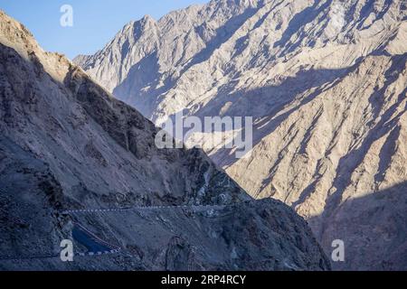 (181116) -- TAXKORGAN, 16 novembre 2018 -- foto scattata l'11 novembre 2018 mostra una strada lungo la collina nella città di Datong della contea autonoma di Taxkorgan Tagik, nella regione autonoma di Xinjiang Uygur della Cina nord-occidentale. La costruzione dell'infrastruttura qui ha migliorato le condizioni di traffico della cittadina una volta isolata. ) (Zyd) CHINA-XINJIANG-TAXKORGAN-ROAD CONSTRUCTION (CN) HuxHuhu PUBLICATIONxNOTxINxCHN Foto Stock