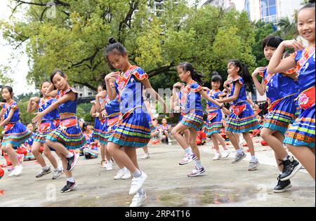 (181117) -- RONG AN, 17 novembre 2018 -- gli alunni prendono parte al bamboo pole dance presso la scuola primaria sperimentale No. 2 nella contea di Rong An, nella regione autonoma del Guangxi Zhuang nel sud della Cina, 16 novembre 2018. L'educazione della cultura tradizionale è enfatizzata presso la scuola per suscitare il loro interesse per il dramma locale, la danza popolare e lo strumento musicale tradizionale. ) (Zwx) CINA-GUANGXI-CAMPUS-CULTURA TRADIZIONALE (CN) ZhouxHua PUBLICATIONxNOTxINxCHN Foto Stock