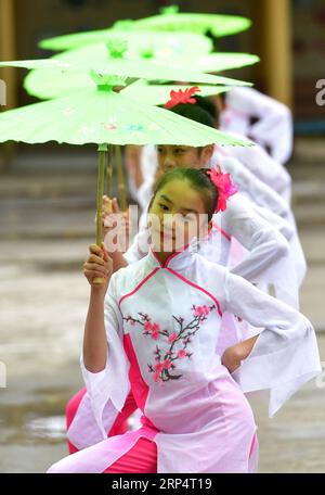 (181117) -- RONG AN, 17 novembre 2018 -- gli allievi prendono parte alle prove di danza classica presso la scuola primaria sperimentale No. 2 nella contea di Rong An, nella regione autonoma del Guangxi Zhuang nel sud della Cina, 16 novembre 2018. L'educazione della cultura tradizionale è enfatizzata presso la scuola per suscitare il loro interesse per il dramma locale, la danza popolare e lo strumento musicale tradizionale. ) (Zwx) CINA-GUANGXI-CAMPUS-CULTURA TRADIZIONALE (CN) HuangxXiaobang PUBLICATIONxNOTxINxCHN Foto Stock