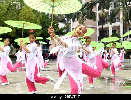 (181117) -- RONG AN, 17 novembre 2018 -- gli allievi prendono parte alle prove di danza classica presso la scuola primaria sperimentale No. 2 nella contea di Rong An, nella regione autonoma del Guangxi Zhuang nel sud della Cina, 16 novembre 2018. L'educazione della cultura tradizionale è enfatizzata presso la scuola per suscitare il loro interesse per il dramma locale, la danza popolare e lo strumento musicale tradizionale. ) (Zwx) CINA-GUANGXI-CAMPUS-CULTURA TRADIZIONALE (CN) ZhouxHua PUBLICATIONxNOTxINxCHN Foto Stock