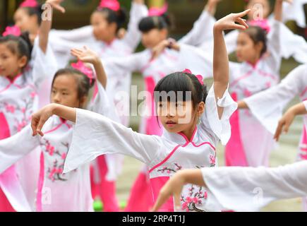 (181117) -- RONG AN, 17 novembre 2018 -- gli allievi prendono parte alle prove di danza classica presso la scuola primaria sperimentale No. 2 nella contea di Rong An, nella regione autonoma del Guangxi Zhuang nel sud della Cina, 16 novembre 2018. L'educazione della cultura tradizionale è enfatizzata presso la scuola per suscitare il loro interesse per il dramma locale, la danza popolare e lo strumento musicale tradizionale. ) (Zwx) CINA-GUANGXI-CAMPUS-CULTURA TRADIZIONALE (CN) HuangxXiaobang PUBLICATIONxNOTxINxCHN Foto Stock