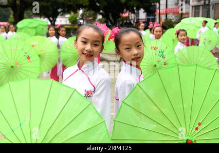 (181117) -- RONG AN, 17 novembre 2018 -- gli allievi prendono parte alle prove di danza classica presso la scuola primaria sperimentale No. 2 nella contea di Rong An, nella regione autonoma del Guangxi Zhuang nel sud della Cina, 16 novembre 2018. L'educazione della cultura tradizionale è enfatizzata presso la scuola per suscitare il loro interesse per il dramma locale, la danza popolare e lo strumento musicale tradizionale. ) (Zwx) CINA-GUANGXI-CAMPUS-CULTURA TRADIZIONALE (CN) ZhouxHua PUBLICATIONxNOTxINxCHN Foto Stock