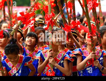 (181117) -- RONG AN, 17 novembre 2018 -- gli alunni prendono parte al bamboo pole dance presso la scuola primaria sperimentale No. 2 nella contea di Rong An, nella regione autonoma del Guangxi Zhuang nel sud della Cina, 16 novembre 2018. L'educazione della cultura tradizionale è enfatizzata presso la scuola per suscitare il loro interesse per il dramma locale, la danza popolare e lo strumento musicale tradizionale. ) (Zwx) CINA-GUANGXI-CAMPUS-CULTURA TRADIZIONALE (CN) HuangxXiaobang PUBLICATIONxNOTxINxCHN Foto Stock