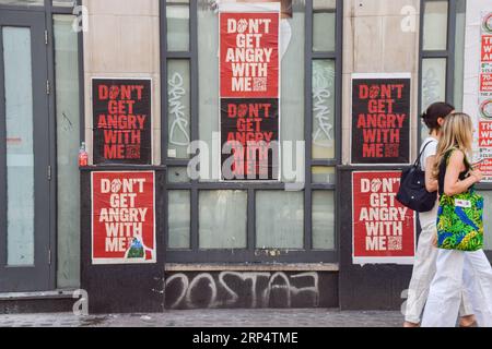 Londra, Regno Unito. 3 settembre 2023. I poster di Soho pubblicizzano il nuovo singolo di prossima uscita "Angry" tratto dalle leggende del rock The Rolling Stones. La band ha recentemente pubblicato un frammento della canzone dal loro nuovo album di prossima uscita, Hackney Diamonds, il seguito dell'album Blue & Lonesome del 2016 e del loro primo album in studio di nuovo materiale in 18 anni, e il loro primo LP dopo la morte del batterista Charlie Watts. Credito: Vuk Valcic/Alamy Live News Foto Stock