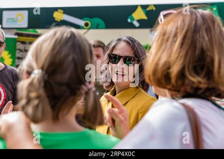 Finsterwalde, Germania. 3 settembre 2023. Annalena Baerbock (Bündnis 90/die Grünen), ministro degli Esteri, parla con i visitatori al giorno del Brandeburgo. Con il motto "qui la musica suona", il primo giorno del Brandeburgo dopo il 2018 si svolgerà questo fine settimana a Finsterwalde, una città con 17.000 abitanti. Crediti: Frank Hammerschmidt/dpa/Alamy Live News Foto Stock