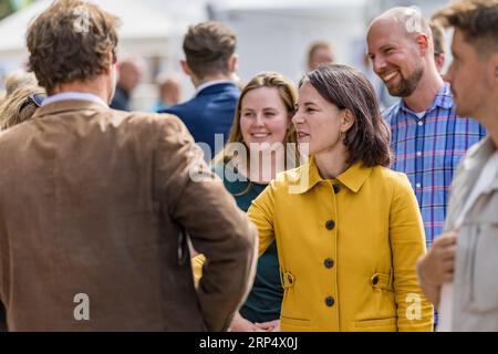 Finsterwalde, Germania. 3 settembre 2023. Annalena Baerbock (Bündnis 90/die Grünen), ministro degli Esteri, parla con i visitatori al giorno del Brandeburgo. Con il motto "qui la musica suona", il primo giorno del Brandeburgo dopo il 2018 si svolgerà questo fine settimana a Finsterwalde, una città con 17.000 abitanti. Crediti: Frank Hammerschmidt/dpa/Alamy Live News Foto Stock