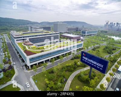 (181120) -- PECHINO, 20 novembre 2018 (Xinhua) -- foto aerea scattata il 19 aprile 2017 mostra la zona pilota di libero scambio (FTZ) nella città di Wuhan, capitale della provincia di Hubei della Cina centrale. Negli ultimi cinque anni, dal turismo all'agricoltura, dalla tecnologia alle necessità quotidiane e dalle città costiere alle aree interne, gli FTZ cinesi hanno offerto alla nazione numerosi progressi nelle esplorazioni istituzionali. Il 29 settembre 2013, la Cina ha stabilito il suo primo pilota FTZ a Shanghai, il centro finanziario del paese. E il 16 ottobre 2018, la Cina ha lanciato un piano per stabilire Hainan come pilota FTZ, il dodicesimo e il più grande Foto Stock