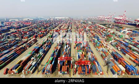 (181120) -- PECHINO, 20 novembre 2018 (Xinhua) -- foto aerea scattata il 9 marzo 2017 mostra la zona di libero scambio di Shanghai (FTZ) a Shanghai, Cina orientale. Negli ultimi cinque anni, dal turismo all'agricoltura, dalla tecnologia alle necessità quotidiane e dalle città costiere alle aree interne, gli FTZ cinesi hanno offerto alla nazione numerosi progressi nelle esplorazioni istituzionali. Il 29 settembre 2013, la Cina ha stabilito il suo primo pilota FTZ a Shanghai, il centro finanziario del paese. E il 16 ottobre 2018, la Cina ha lanciato un piano per stabilire Hainan come pilota FTZ, il dodicesimo e il più grande tra i suoi pari. (Xinhua/Ding Foto Stock