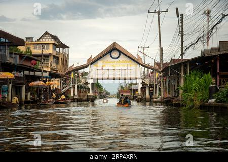 Famoso mercato galleggiante in Thailandia, mercato galleggiante di Damnoen Saduak, turisti che visitano in barca, Ratchaburi, Thailandia. 5 luglio 2023 Foto Stock