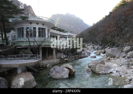 (181120) -- PYONGYANG, 20 novembre 2018 -- foto scattata il 9 novembre 2018 mostra il paesaggio dell'area panoramica del Monte Kumgang. Un evento congiunto nord-sud di due giorni si è concluso domenica nella zona speciale per il tour internazionale del Monte Kumgang nella parte sud-orientale della Repubblica Popolare Democratica di Corea (RPDC) per celebrare il 20° anniversario del programma turistico del Monte Kumgang. (Ry) RPDC-COREA DEL SUD-MOUNT KUMGANG-ANNIVERSARY ChengxDayu PUBLICATIONxNOTxINxCHN Foto Stock