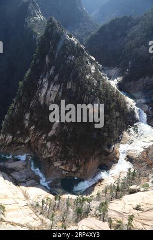 (181120) -- PYONGYANG, 20 novembre 2018 -- foto scattata il 9 novembre 2018 mostra il paesaggio dell'area panoramica del Monte Kumgang. Un evento congiunto nord-sud di due giorni si è concluso domenica nella zona speciale per il tour internazionale del Monte Kumgang nella parte sud-orientale della Repubblica Popolare Democratica di Corea (RPDC) per celebrare il 20° anniversario del programma turistico del Monte Kumgang. (Ry) RPDC-COREA DEL SUD-MOUNT KUMGANG-ANNIVERSARY ChengxDayu PUBLICATIONxNOTxINxCHN Foto Stock