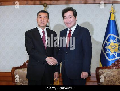 (181120) - SEOUL, 20 novembre 2018 -- in visita al consigliere di Stato cinese Wang Yong (L) incontra il primo ministro sudcoreano Lee Nak-yon a Seul, Corea del Sud, 19 novembre 2018. ) (dhf) COREA DEL SUD-SEOUL-WANG YONG-PM-MEETING WangxJingqiang PUBLICATIONxNOTxINxCHN Foto Stock