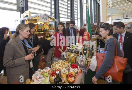 (181120) -- GINEVRA, 20 novembre 2018 -- le persone visitano un Bazaar di beneficenza al Palais des Nations di Ginevra, in Svizzera, il 20 novembre 2018. La United Nations Women S Guild (UNWG) ha organizzato l'annuale associazione internazionale Bazaar martedì per raccogliere fondi per i bambini svantaggiati in tutto il mondo. SVIZZERA-GINEVRA-CHARITY BAZAAR XuxJinquan PUBLICATIONxNOTxINxCHN Foto Stock