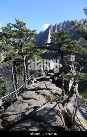 (181120) -- PYONGYANG, 20 novembre 2018 -- foto scattata il 9 novembre 2018 mostra il paesaggio dell'area panoramica del Monte Kumgang. Un evento congiunto nord-sud di due giorni si è concluso domenica nella zona speciale per il tour internazionale del Monte Kumgang nella parte sud-orientale della Repubblica Popolare Democratica di Corea (RPDC) per celebrare il 20° anniversario del programma turistico del Monte Kumgang. (Ry) RPDC-COREA DEL SUD-MOUNT KUMGANG-ANNIVERSARY ChengxDayu PUBLICATIONxNOTxINxCHN Foto Stock