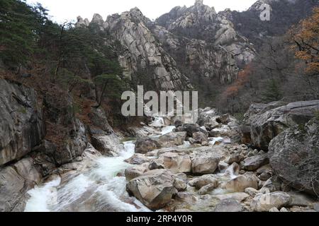 (181120) -- PYONGYANG, 20 novembre 2018 -- foto scattata il 9 novembre 2018 mostra il paesaggio dell'area panoramica del Monte Kumgang. Un evento congiunto nord-sud di due giorni si è concluso domenica nella zona speciale per il tour internazionale del Monte Kumgang nella parte sud-orientale della Repubblica Popolare Democratica di Corea (RPDC) per celebrare il 20° anniversario del programma turistico del Monte Kumgang. (Ry) RPDC-COREA DEL SUD-MOUNT KUMGANG-ANNIVERSARY ChengxDayu PUBLICATIONxNOTxINxCHN Foto Stock