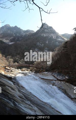 (181120) -- PYONGYANG, 20 novembre 2018 -- foto scattata il 9 novembre 2018 mostra il paesaggio dell'area panoramica del Monte Kumgang. Un evento congiunto nord-sud di due giorni si è concluso domenica nella zona speciale per il tour internazionale del Monte Kumgang nella parte sud-orientale della Repubblica Popolare Democratica di Corea (RPDC) per celebrare il 20° anniversario del programma turistico del Monte Kumgang. (Ry) RPDC-COREA DEL SUD-MOUNT KUMGANG-ANNIVERSARY ChengxDayu PUBLICATIONxNOTxINxCHN Foto Stock