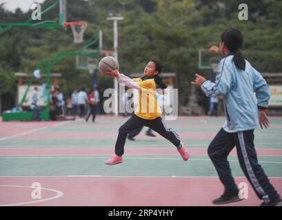 (181121) -- SHISHI, 21 novembre 2018 -- gli studenti frequentano la lezione di basket alla scuola sperimentale di Jinfeng a Shishi City, provincia del Fujian della Cina sud-orientale, 20 novembre 2018. Più di 40 scuole forniscono formazione extracurricolare agli studenti i cui genitori sono ancora al lavoro quando la scuola è finita a Shishi. )(wsw) CHINA-FUJIAN-SHISHI-AFTER-SCHOOL SERVICES (CN) SongxWeiwei PUBLICATIONxNOTxINxCHN Foto Stock