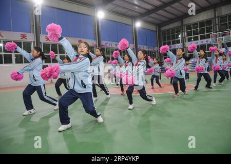 (181121) -- SHISHI, 21 novembre 2018 -- gli studenti frequentano la classe di ginnastica cheerleading presso la scuola sperimentale Jinfeng a Shishi City, provincia del Fujian nel sud-est della Cina, 20 novembre 2018. Più di 40 scuole forniscono formazione extracurricolare agli studenti i cui genitori sono ancora al lavoro quando la scuola è finita a Shishi. )(wsw) CHINA-FUJIAN-SHISHI-AFTER-SCHOOL SERVICES (CN) SongxWeiwei PUBLICATIONxNOTxINxCHN Foto Stock