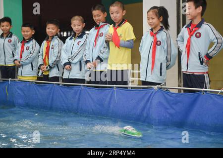 (181121) -- SHISHI, 21 novembre 2018 -- gli studenti frequentano le lezioni di aeromodeling dopo la scuola presso la scuola sperimentale Jinfeng a Shishi City, provincia del Fujian nel sud-est della Cina, 20 novembre 2018. Più di 40 scuole forniscono formazione extracurricolare agli studenti i cui genitori sono ancora al lavoro quando la scuola è finita a Shishi. )(wsw) CHINA-FUJIAN-SHISHI-AFTER-SCHOOL SERVICES (CN) SongxWeiwei PUBLICATIONxNOTxINxCHN Foto Stock