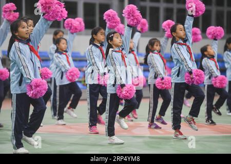 (181121) -- SHISHI, 21 novembre 2018 -- gli studenti frequentano la classe di ginnastica cheerleading presso la scuola sperimentale Jinfeng a Shishi City, provincia del Fujian nel sud-est della Cina, 20 novembre 2018. Più di 40 scuole forniscono formazione extracurricolare agli studenti i cui genitori sono ancora al lavoro quando la scuola è finita a Shishi. )(wsw) CHINA-FUJIAN-SHISHI-AFTER-SCHOOL SERVICES (CN) SongxWeiwei PUBLICATIONxNOTxINxCHN Foto Stock