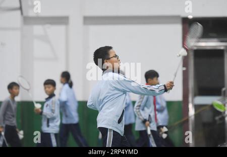 (181121) -- SHISHI, 21 novembre 2018 -- studenti frequentano la classe di badminton presso la scuola sperimentale Jinfeng a Shishi City, provincia del Fujian della Cina sud-orientale, 20 novembre 2018. Più di 40 scuole forniscono formazione extracurricolare agli studenti i cui genitori sono ancora al lavoro quando la scuola è finita a Shishi. )(wsw) CHINA-FUJIAN-SHISHI-AFTER-SCHOOL SERVICES (CN) SongxWeiwei PUBLICATIONxNOTxINxCHN Foto Stock