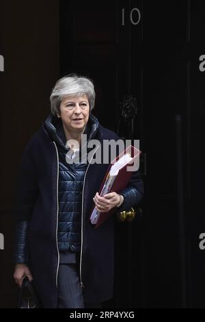 (181121) -- LONDRA, 21 novembre 2018 -- il primo ministro britannico Theresa May lascia Downing Street per le domande del primo ministro a Londra, in Gran Bretagna, il 21 novembre 2018. May ha un incontro programmato più tardi oggi con il Presidente della Commissione europea Jean-Claude Juncker. )(wsw) BRITAIN-LONDON-THERESA MAY-PMQ StephenxChung PUBLICATIONxNOTxINxCHN Foto Stock