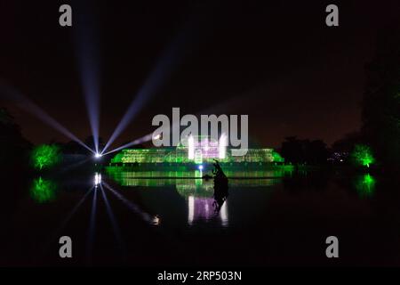 (181121) -- LONDRA, 21 novembre 2018 -- foto scattata il 21 novembre 2018 mostra le luci natalizie ai Kew Gardens di Londra, in Gran Bretagna. Il Natale a Kew si terrà qui dal 22 novembre 2018 al 5 gennaio 2019, in cui i visitatori vedranno i giardini illuminarsi per un indimenticabile sentiero di luci dopo il tramonto. ) BRITAIN-LONDON-KEW GARDENS-CHRISTMAS LIGHT RAYXTANG PUBLICATIONXNOTXINXCHN Foto Stock