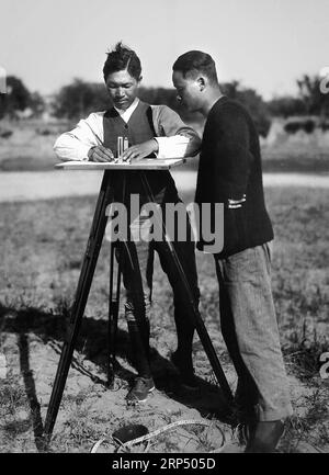 (181122) -- PECHINO, 22 novembre 2018 -- la foto mostra gli archeologi Dong Zuobin e li Chunyu che lavorano al primo scavo di Yinxu. (wyo) titoli di Xinhua: Una scoperta sconvolgente che forma il passato della Cina, origine LixAn PUBLICATIONxNOTxINxCHN Foto Stock