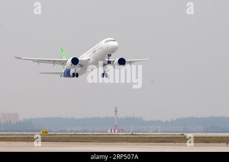 (181122) -- PECHINO, 22 novembre 2018 (Xinhua) -- il grande aereo passeggeri interno C919 decolla per il suo primo volo a Shanghai, Cina orientale, 5 maggio 2017. Società controllate da Aviation Industry Corporation of China (AVIC) e Commercial Aircraft Corporation of China Ltd (COMAC) hanno istituito un centro di progettazione congiunto per sviluppare i nasi per gli aerei commerciali sviluppati in Cina, AVIC ha detto 21 novembre 2018. In base all'accordo di cooperazione, AVIC Chengdu Aircraft Corporation Commercial Aircraft Co., Ltd e COMAC Shanghai Aircraft Design and Research Institute si uniranno alla progettazione dei nasi per al Foto Stock