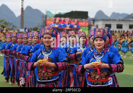 (181122) -- NANNING, 22 novembre 2018 -- le persone che indossano costumi del gruppo etnico Yao partecipano alle celebrazioni nella contea autonoma di Du An Yao, nella regione autonoma del Guangxi Zhuang della Cina meridionale, 15 dicembre 2015. Il Guangxi è una regione multietnica e alla gente piace indossare costumi etnici per partecipare ai loro festival tradizionali. I costumi con un modello e uno stile unici riflettono culture etniche diversificate. )(wsw) CINA-GUANGXI-GRUPPO ETNICO-COSTUMI (CN) LuxBoan PUBLICATIONxNOTxINxCHN Foto Stock