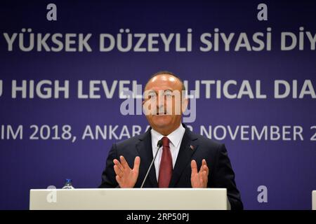 181122 -- ANKARA, 22 novembre 2018 -- il ministro degli Esteri turco Mevlut Cavusoglu interviene in una conferenza stampa congiunta con l'alto rappresentante dell'Unione europea per gli affari esteri e la politica di sicurezza Federica Mogherini e Johannes Hahn, commissario per la politica europea di vicinato e i negoziati per l'allargamento, ad Ankara, in Turchia, 22 novembre 2018. TURCHIA-ANKARA-UE-CONFERENZA STAMPA MustafaxKaya PUBLICATIONxNOTxINxCHN Foto Stock