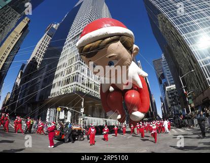 (181122) -- NEW YORK, 22 novembre 2018 -- il pallone dell'Elfo sullo scaffale è visto durante la Macy S Thanksgiving Day Parade del 2018 a New York, negli Stati Uniti, il 22 novembre 2018. Nonostante il freddo e i forti venti, milioni di persone provenienti da New York e da tutto il mondo hanno allineato le strade di Manhattan per assistere alla scintillante esposizione di palloncini e carri allegorici alla 92a parata annuale del giorno del Ringraziamento di Macy il giovedì. U.S.-NEW YORK-THANKSGIVING DAY PARADE WANGXYING PUBLICATIONXNOTXINXCHN Foto Stock