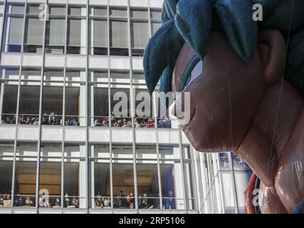 (181122) -- NEW YORK, 22 novembre 2018 -- la gente guarda la mongolfiera di Goku durante la Macy's Thanksgiving Day Parade del 2018 a New York, negli Stati Uniti, il 22 novembre 2018. Nonostante il freddo e i forti venti, milioni di persone provenienti da New York e da tutto il mondo hanno allineato le strade di Manhattan per assistere alla scintillante esposizione di palloncini e carri allegorici alla 92a parata annuale del giorno del Ringraziamento di Macy il giovedì. U.S.-NEW YORK-THANKSGIVING DAY PARADE WANGXYING PUBLICATIONXNOTXINXCHN Foto Stock