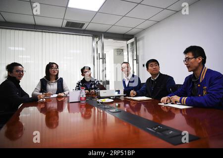 (181123) -- LANZHOU, 23 novembre 2018 -- Stephan Mueller (3rd R) ascolta durante un incontro nella sua azienda a Lanzhou, capitale della provincia del Gansu della Cina nord-occidentale, 23 ottobre 2018. Stephan, 48 anni, venne in Cina per lavorare come espatriato dalla Germania nel 2006, e 4 anni dopo aveva una propria casa in Cina dopo aver sposato una moglie cinese. Negli anni successivi, viaggiò molto in Cina con sua moglie, fece più amici e imparò di più sulla società cinese. ) (clq) CHINA-LANZHOU-FOREIGNER-LIFE (CN) ChenxBin PUBLICATIONxNOTxINxCHN Foto Stock