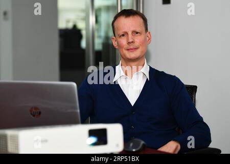 (181123) -- LANZHOU, 23 novembre 2018 -- Stephan Mueller posa per una foto nella sua azienda a Lanzhou, capitale della provincia del Gansu della Cina nord-occidentale, 23 ottobre 2018. Stephan, 48 anni, venne in Cina per lavorare come espatriato dalla Germania nel 2006, e 4 anni dopo aveva una propria casa in Cina dopo aver sposato una moglie cinese. Negli anni successivi, viaggiò molto in Cina con sua moglie, fece più amici e imparò di più sulla società cinese. ) (clq) CHINA-LANZHOU-FOREIGNER-LIFE (CN) ChenxBin PUBLICATIONxNOTxINxCHN Foto Stock