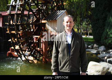 (181123) -- LANZHOU, 23 novembre 2018 -- Stephan Mueller posa per una foto in un parco a Lanzhou, capitale della provincia del Gansu della Cina nord-occidentale, 23 ottobre 2018. Stephan, 48 anni, venne in Cina per lavorare come espatriato dalla Germania nel 2006, e 4 anni dopo aveva una propria casa in Cina dopo aver sposato una moglie cinese. Negli anni successivi, viaggiò molto in Cina con sua moglie, fece più amici e imparò di più sulla società cinese. ) (clq) CHINA-LANZHOU-FOREIGNER-LIFE (CN) ChenxBin PUBLICATIONxNOTxINxCHN Foto Stock