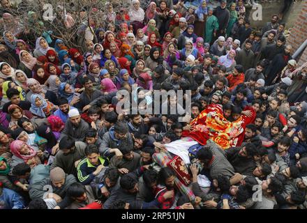 (181123) -- SRINAGAR, 23 novembre 2018 -- Un uomo del Kashmir bacia il corpo di un militante ucciso durante la processione funebre in un villaggio a circa 65 km a sud della città di Srinagar, la capitale estiva del Kashmir controllato dagli indiani, 23 novembre 2018. Sei militanti, tra cui il comandante superiore del vestito militante di Lashkar-e-Toiba (Let), sono stati uccisi venerdì in un feroce scontro a fuoco prima dell'alba nel restive Kashmir controllato dagli indiani, ha detto la polizia. ) KASHMIR-SRINAGAR-MILITANTE-FUNERALE JavedxDar PUBLICATIONxNOTxINxCHN Foto Stock