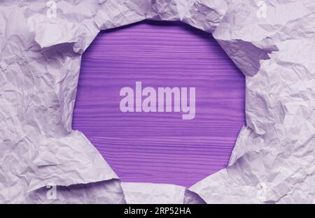 Cornice di colore viola di carta strappata con spazio per copia in legno Foto Stock