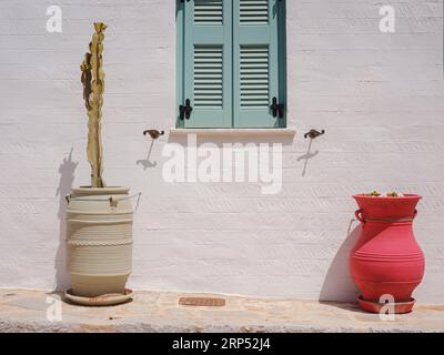 Graziosi dettagli di finestre, porte e balconi di una vecchia casa sull'isola di Simi. Vacanze nelle isole della Grecia da Rodi nel Mar Egeo. Case colorate in stile neoclassico nella baia di Symi. Informazioni generali sui viaggi di vacanza. Foto Stock