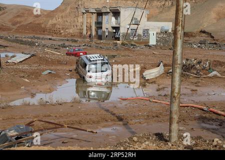 News Bilder des Tages Irak, Überschwemmungen im Norden des Landes (181125) -- BAGHDAD, 25 novembre 2018 -- le auto sono bloccate nel fango dopo un'alluvione a Sharqat della provincia di Salahudin, Iraq, 24 novembre 2018. Nove persone sono morte in un'ondata di inondazioni di piogge torrenziali che sono cadute nella parte settentrionale della provincia centro-settentrionale dell'Iraq di Salahudin). (clq) IRAQ-FLOOD Stringer PUBLICATIONxNOTxINxCHN Foto Stock