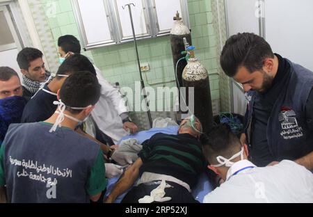 News Themen der Woche KW47 News Bilder des Tages Syrien, Giftgas-Granaten Angriff auf Stadtteile von Aleppo (181125) -- ALEPPO, 25 novembre 2018 -- Un uomo ferito viene trasportato in un ospedale di Aleppo, Siria, 24 novembre 2018. Almeno 44 civili hanno subito il soffocamento a seguito di un attacco ribelle con gas velenosi nella città settentrionale siriana di Aleppo sabato, ha riferito la TV di stato. I ribelli spararono proiettili riempiti di gas velenoso nei quartieri di al-Khalidiyeh e Zahraa, così come nella via del Nilo nella città di Aleppo, ha detto il rapporto. Ha detto che 44 persone hanno soffocato e sono state portate alla h Foto Stock