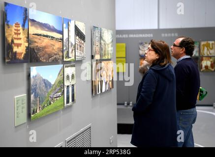 (181125) -- MADRID, 25 novembre 2018 -- i visitatori visitano le mostre durante una mostra a tema sulla storia, la cultura e le arti cinesi e spagnole a Madrid, in Spagna, 16 marzo 2018. Gli ultimi dati dell'ambasciata cinese in Spagna mostrano che oltre 200 scuole primarie e medie in Spagna hanno organizzato le lezioni di cinese, e più di 50.000 persone stanno imparando il cinese in Spagna. Le cifre del superamento dell'esame cinese di idoneità pongono la Spagna al primo posto tra gli stati membri dell'Unione europea (UE). ) (Ry) SPAGNA-APPRENDIMENTO DELLA LINGUA CINESE GuoxQiuda PUBLICATIONxNOTxINxCHN Foto Stock