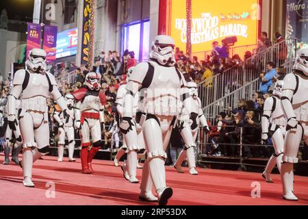 (181126) -- LOS ANGELES, 26 novembre 2018 -- i partecipanti marciano lungo l'Hollywood Boulevard durante la 87a Annual Hollywood Christmas Parade a Los Angeles, negli Stati Uniti, 25 novembre 2018. ) (yy) U.S.-LOS ANGELES-HOLLYWOOD-CHRISTMAS PARADE ZhaoxHanrong PUBLICATIONxNOTxINxCHN Foto Stock