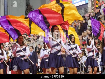 (181126) -- LOS ANGELES, 26 novembre 2018 -- i partecipanti marciano lungo l'Hollywood Boulevard durante la 87a Annual Hollywood Christmas Parade a Los Angeles, negli Stati Uniti, 25 novembre 2018. ) (yy) U.S.-LOS ANGELES-HOLLYWOOD-CHRISTMAS PARADE ZhaoxHanrong PUBLICATIONxNOTxINxCHN Foto Stock