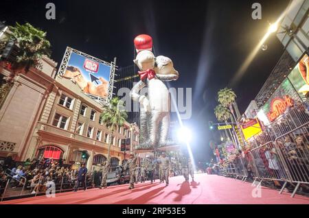 (181126) -- LOS ANGELES, 26 novembre 2018 -- Un pallone gigante si muove lungo l'Hollywood Boulevard durante la 87a Annual Hollywood Christmas Parade a Los Angeles, negli Stati Uniti, 25 novembre 2018. ) (yy) U.S.-LOS ANGELES-HOLLYWOOD-CHRISTMAS PARADE ZhaoxHanrong PUBLICATIONxNOTxINxCHN Foto Stock