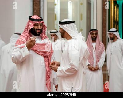 News Themen der Woche KW47 News Bilder des Tages (181126) -- ABU DHABI, 26 novembre 2018 -- Abu DHABI il principe ereditario Mohammed bin Zayed al Nahyan (R) parla con il principe ereditario saudita Mohammed bin Salman bin Abdulaziz ad Abu Dhabi, negli Emirati Arabi Uniti (Emirati Arabi Uniti), 25 novembre 2018. Mohammed bin Salman bin Abdulaziz domenica ha terminato la visita di tre giorni negli Emirati Arabi Uniti. ) (YY) EMIRATI ARABI UNITI-ABU DHABI-PRINCIPE DELLA CORONA SAUDITA-VISITA-RELAZIONI UNICHE-AFFERMAZIONE EMIRATESXNEWSXAGENCY PUBLICATIONXNOTXINXCHN Foto Stock